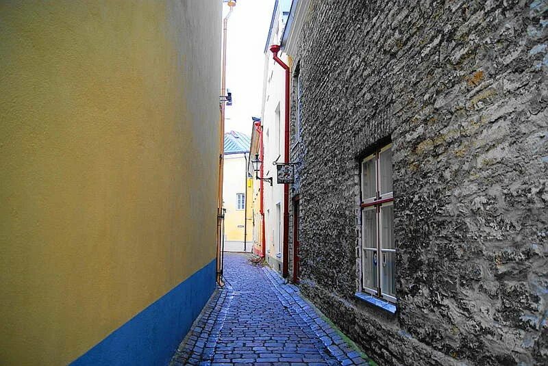 Старый Таллин самая узкая улица. Улица пьяного рыцаря в Таллине. Узкие улочки Таллина. Самая узкая улица в Таллинне.