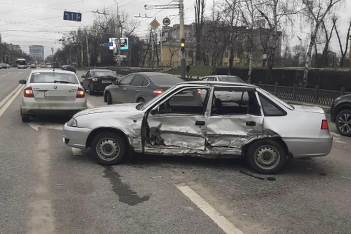 Дтп на левом берегу. Дтп воронеж ленинский проспект. дтп воронеж на ленинском проспекте.