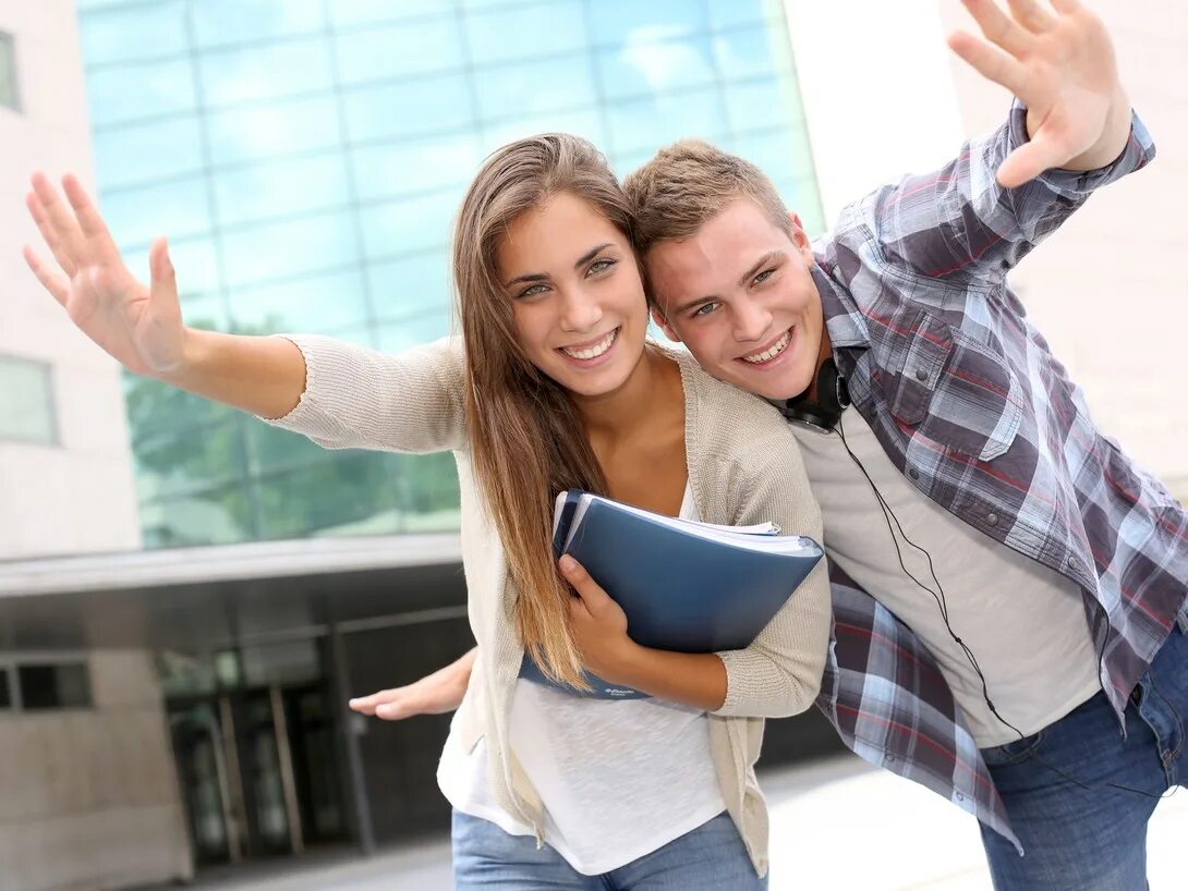 Парни студенты и девушки. Школьники и студенты. Студенты в вузе. Молодежь студенты. Парни студенты и девушки.