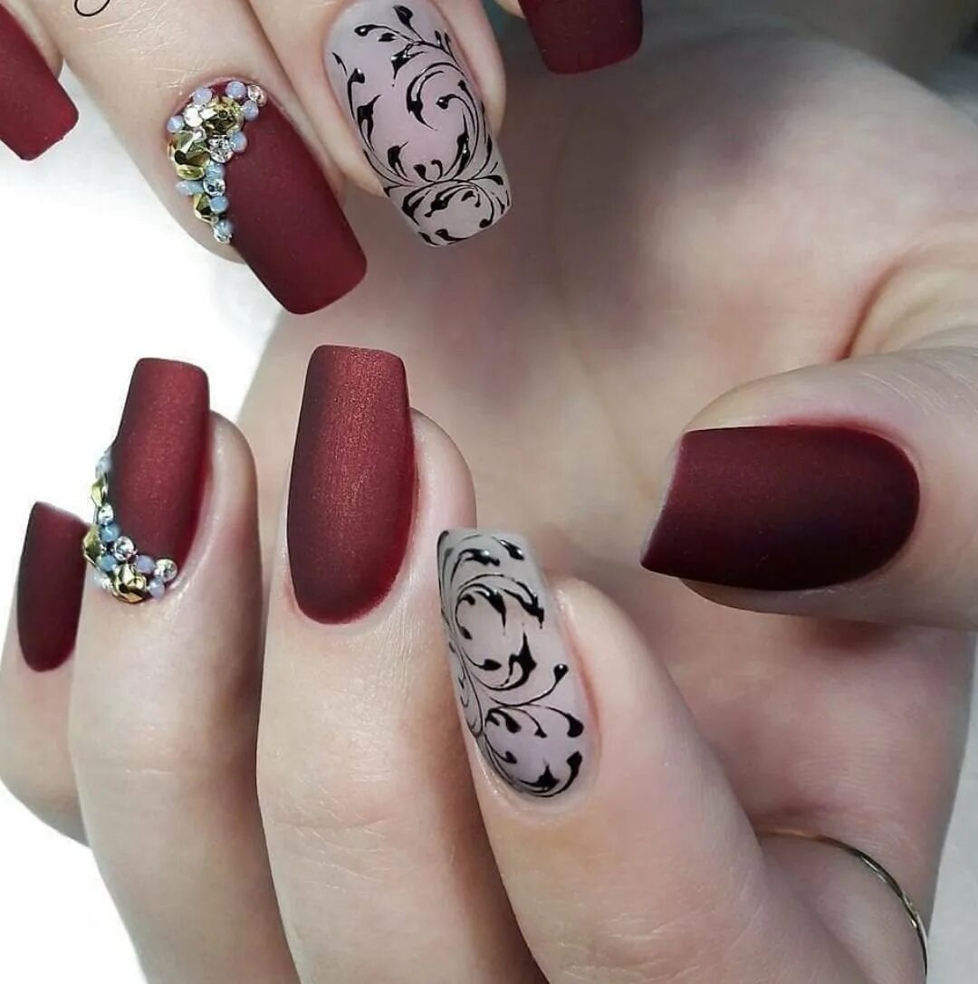 Бордовые ногти с рисунком. Бордовые ногти с рисунком. Бордовые ногти с рисунком. Розовый маникюр с бордовым френчем. Бордовые ногти с белым узором.