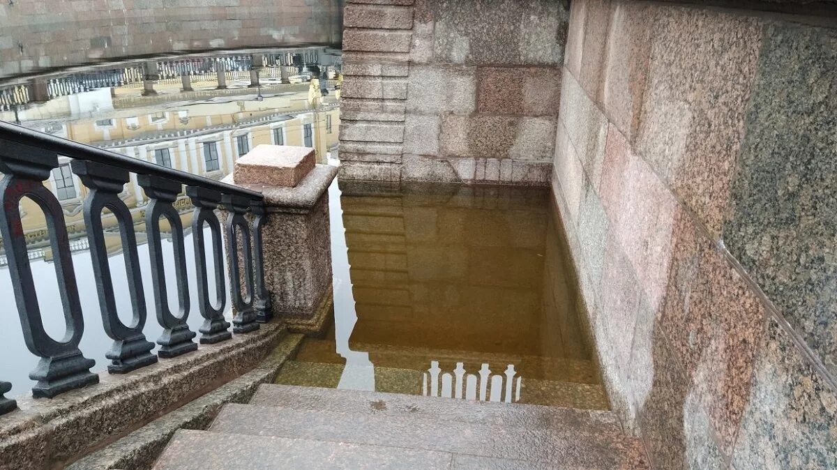 Дух Питера на ступеньках. Канал в городе с водой и ступеньками. Дух Питера третья ступенька. Как выглядит дух Питера на ступеньках у воды. Питер утонет