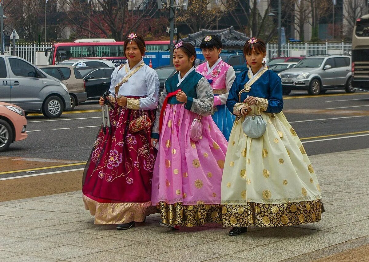 Южный одеваться. Южная Корея ханбок. Южная Корея ханбок Национальная одежда. Ханбок в Северной Корее. Национальный костюм Северной Кореи ханбок.