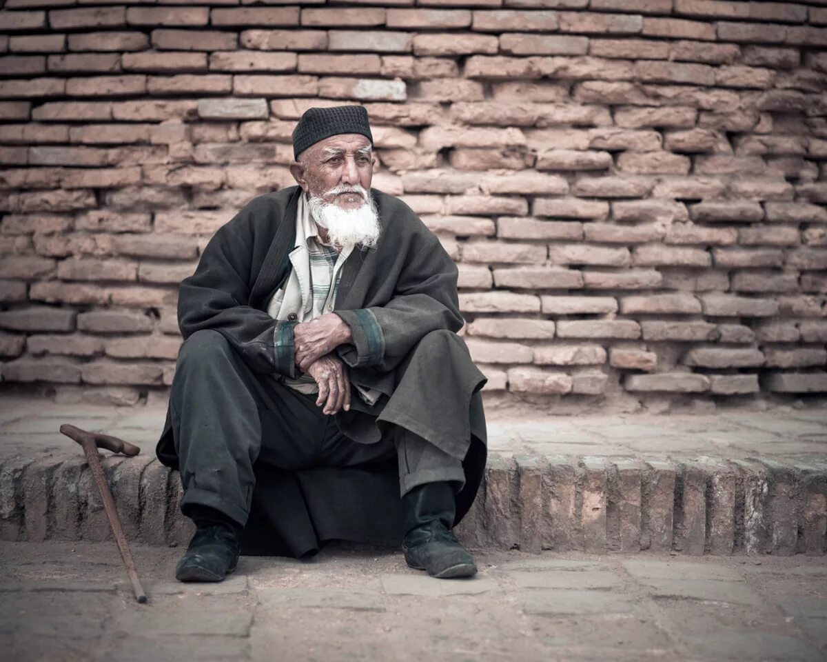 Дедушка араб. Старик мусульманин. Старик сидит. Старик узбек. Старики Узбекистана.