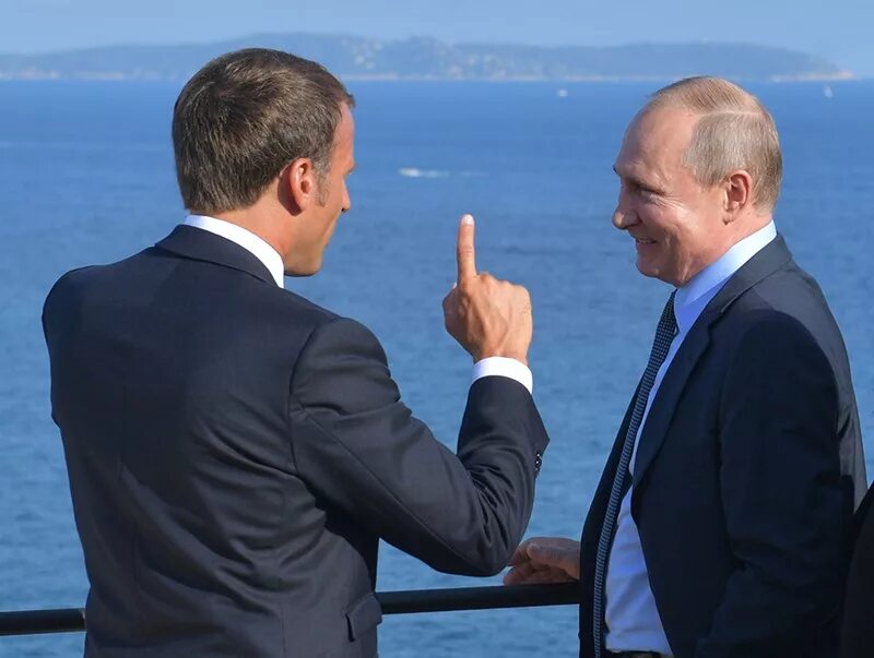 Переговоры россии и франции. Встреча Путина и Макрона. Встреча президента России и Франции.