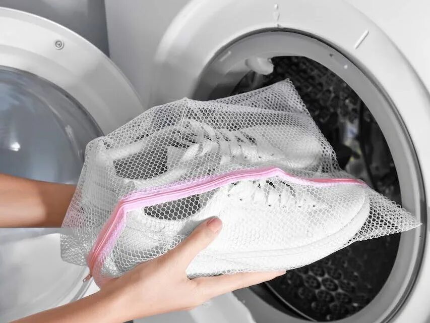 Как правильно стирать. Ручная и машинная стирка. Стиральная машинка с бельем. Как стирать джинсы в стиральной машине. Как правильно стирать.