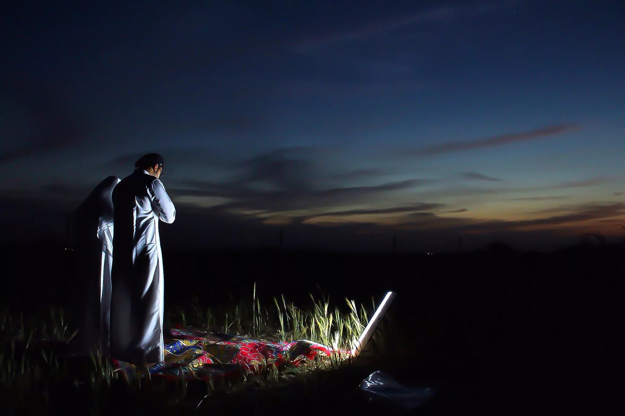 Намаз в темноте. Одинокий мусульманин. Мусульманин природа. Человек молится на природе. Мусульманин молится.