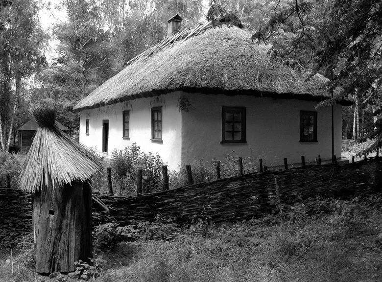 Блэк хата. Украинская хата Мазанка. Мазанки Воронежская Губерния. Хата под соломенной крышей Украина. Малороссия мазанки.