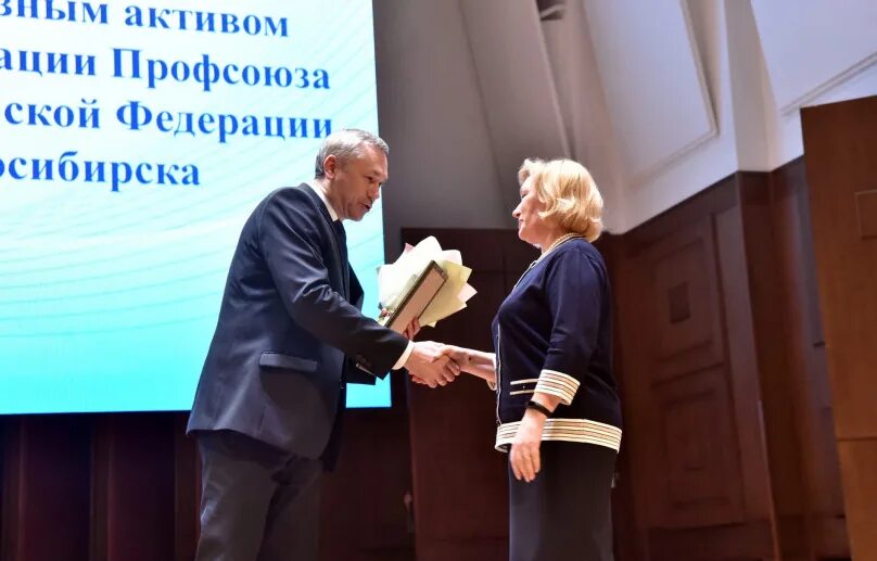 Государственная поддержка учителей. Классный руководитель и дети. Государственная поддержка учителей. Фотография учителя начальных классов. Методическая и профессиональная поддержка.