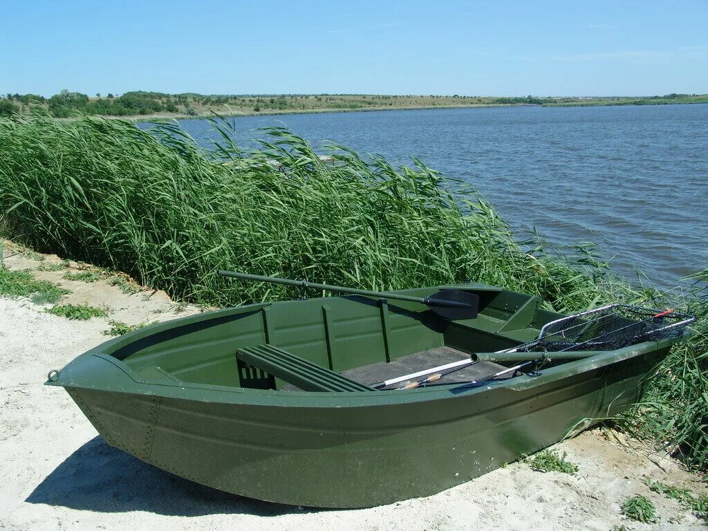 Подобрать лодку. Лодка для рыбалки. Пластиковые лодки для рыбалки. Небольшая Рыбацкая лодка. Лучшие пластиковые лодки для рыбалки.