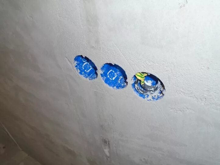 Подрозетник в штукатурку. Подрозетник в стене. Подрозетники до штукатурки. Штукатурка подрозетников. Штукатурка стен и подрозетники "кайзер".