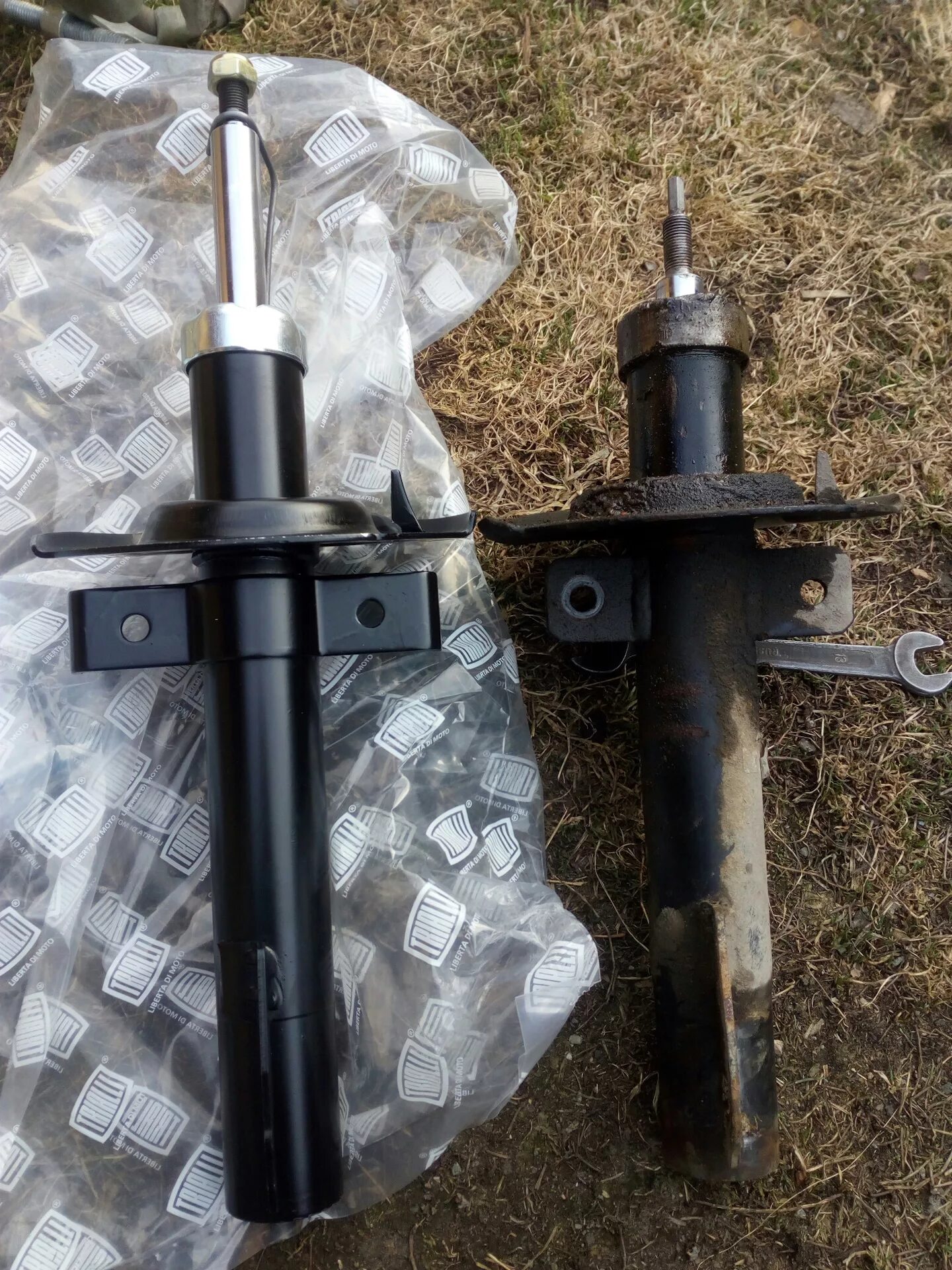 Передние стойки рено меган 2. Стойка амортизатора рено меган 2. Амортизаторы b на рено меган 2. Передние стойки рено меган 2. Рено меган 2 передние амортизаторы.