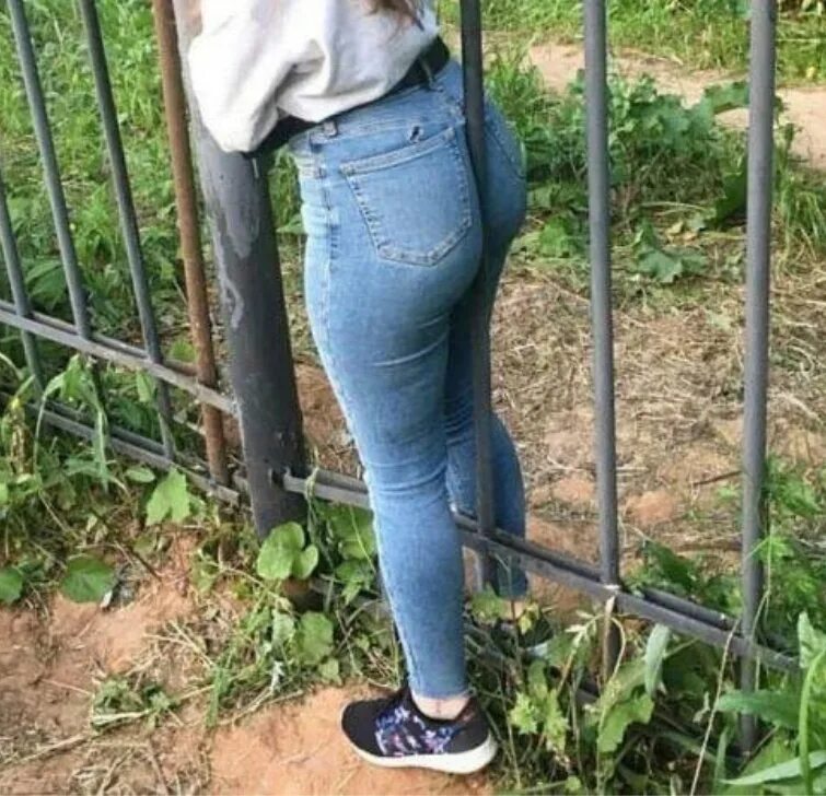 Заборе и замерзла насмерть в башкирии. Девушка застряла в заборе. Девушка с большой попой застряла в заборе. Баба застряла в заборе. Заборе и замерзла насмерть в башкирии.