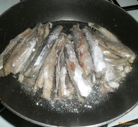 мойва с луком на сковороде с водичкой. мойва тушеная. мойва тушеная с луком. мойва тушеная. мойва с овощами на сковороде.