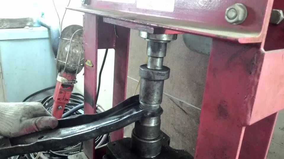 Как запрессовать шаровую опору