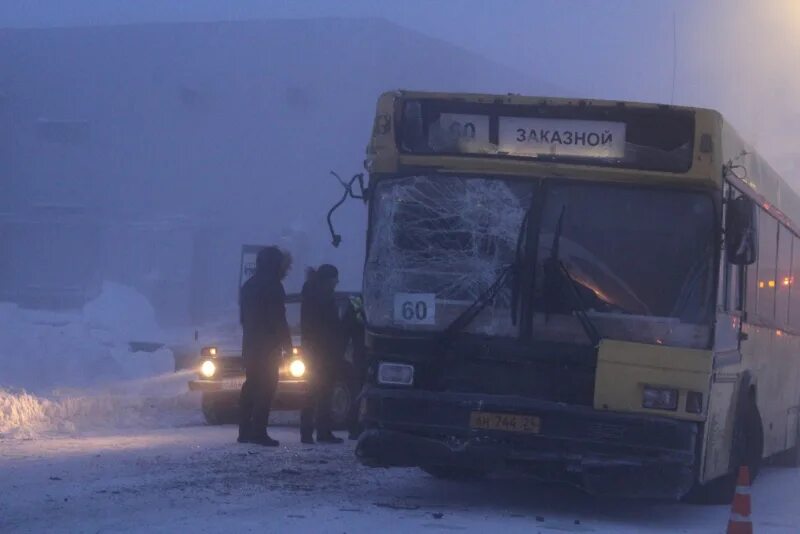 Норильск автобусы 2. Дтп с участием автобуса и грузовика в норильске. дтп сургут с участием автобуса 69. аварии в норильске 18012025 с участием автобуса около магазина.