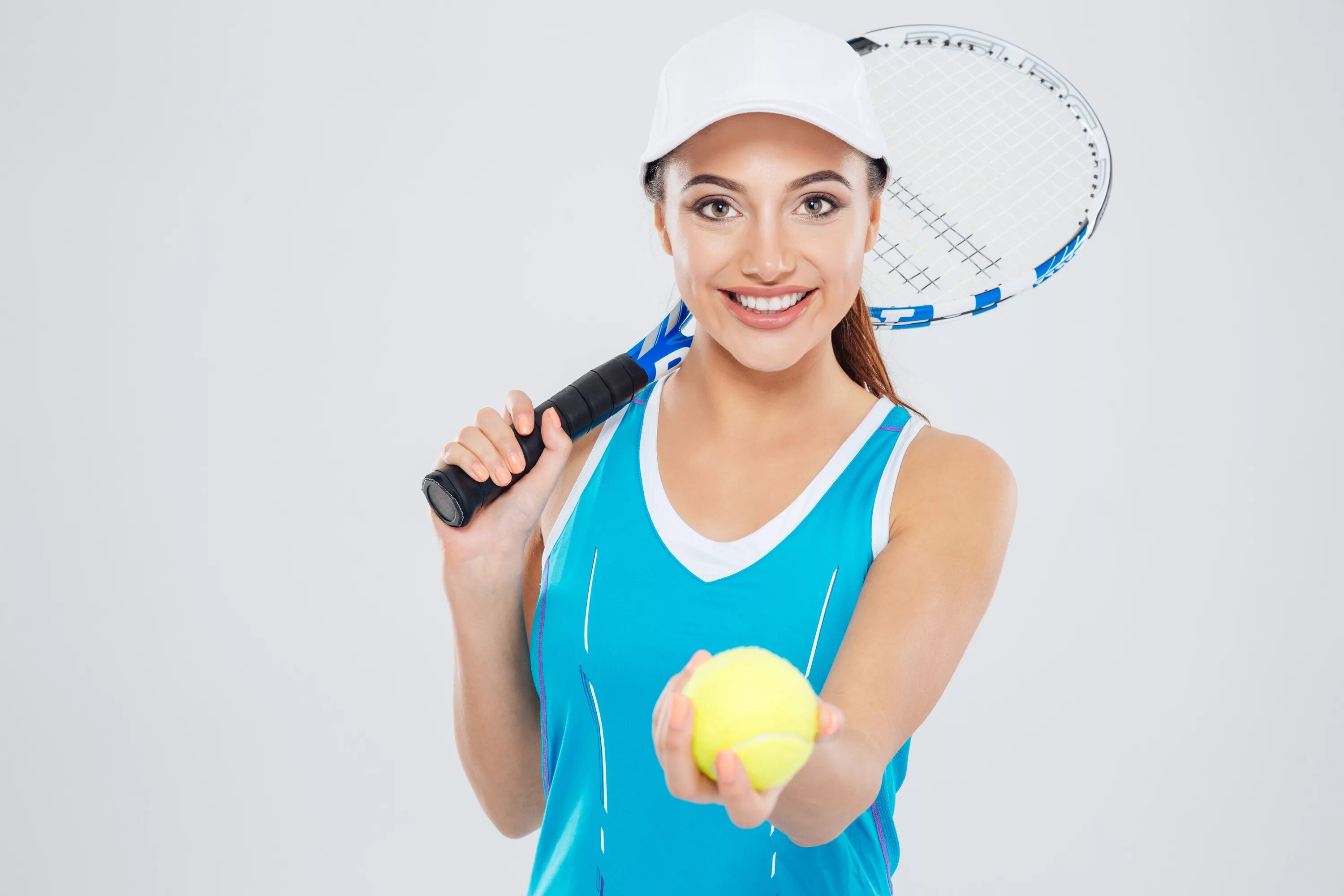 Сайт без водяных знаков. Девушка с ракеткой в руке. Девушка с теннисной ракеткой. Веселая спортивная девушка. Улыбающаяся спортивная женщина.