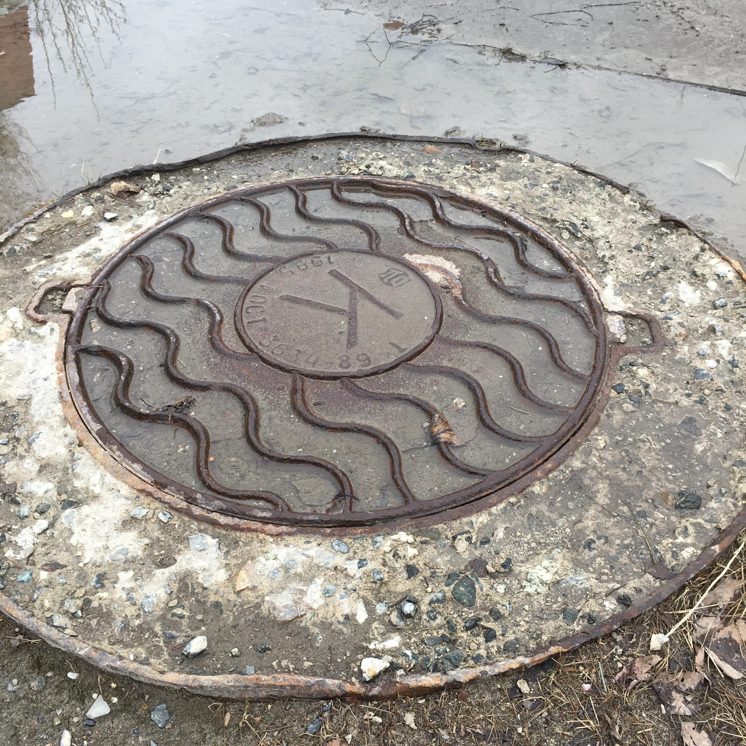 крышка люка 640мм. люк чугунный открытый. люк канализационный чугунный 595. крышка люка кпп 412. ржавый канализационный люк.