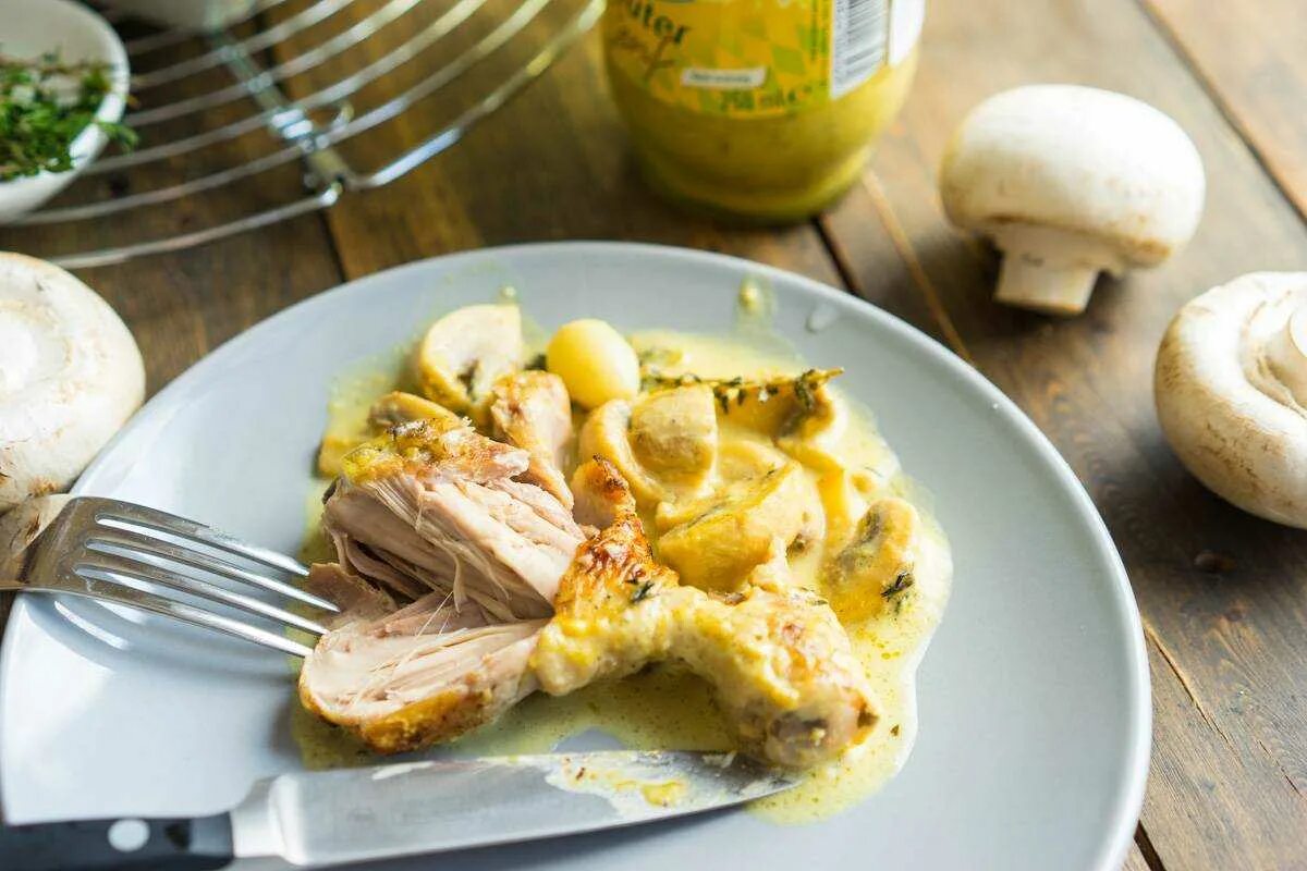 Курица со сливками и пюре. Курица в горчичном соусе с грибами. курица в сливочно-горчичном соусе. курица в оорчисном моусн. курица под горчичным соусом.