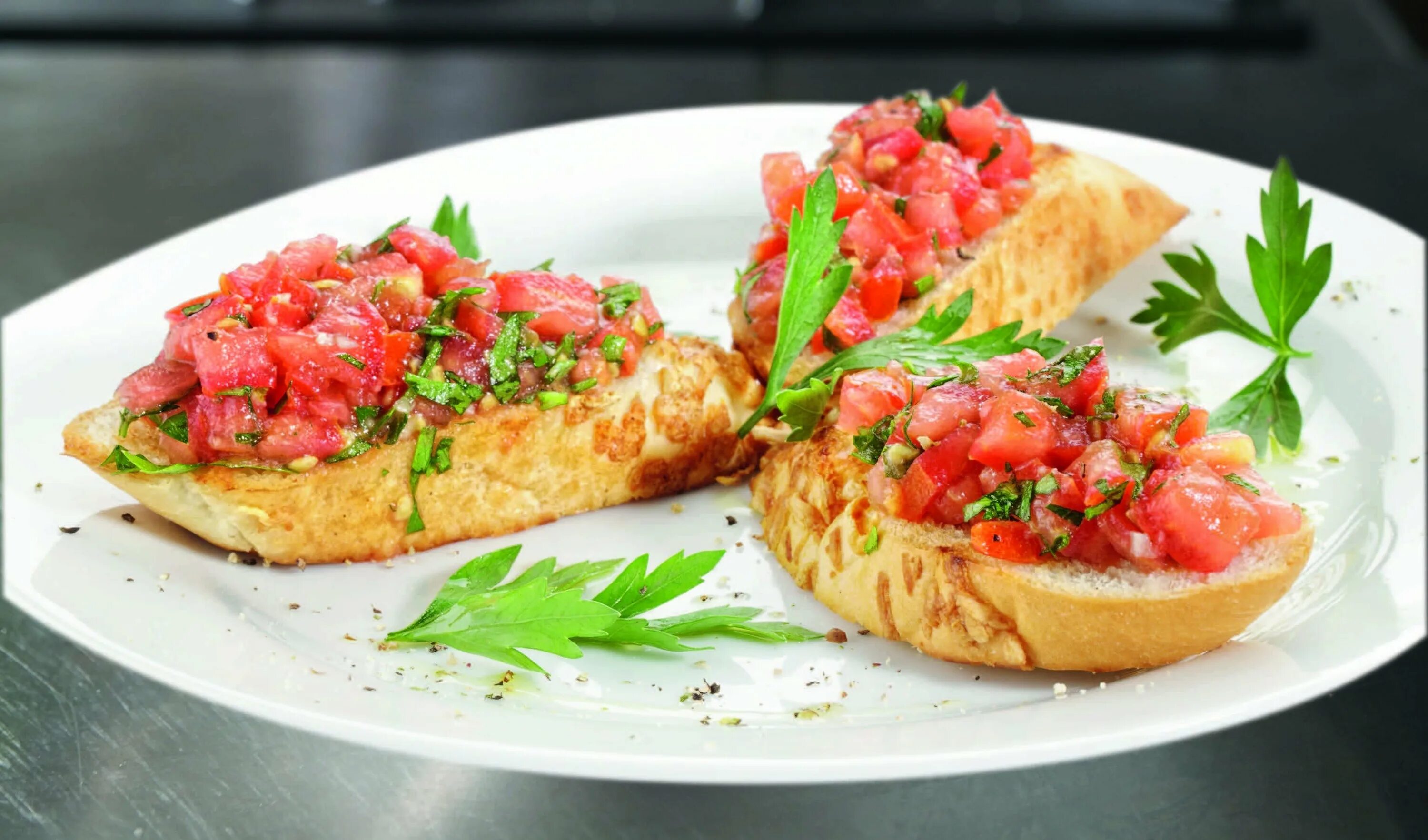 рыба с овощами на сковороде. семга под соусом бешамель. горбуша под сыром в духовке. рыба с помидорами. форель помидоры сыр.