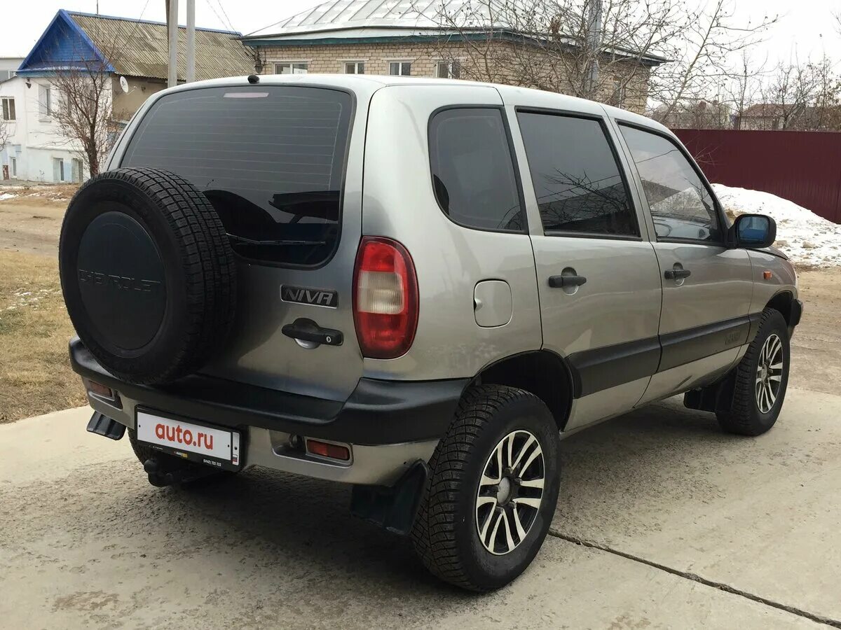 Прошивка нива шевроле. Шевроле нива 2009 год серебристая. Люстра на капот шевроле нива. Шевроле нива комплектация le. Шевроле нива зад.