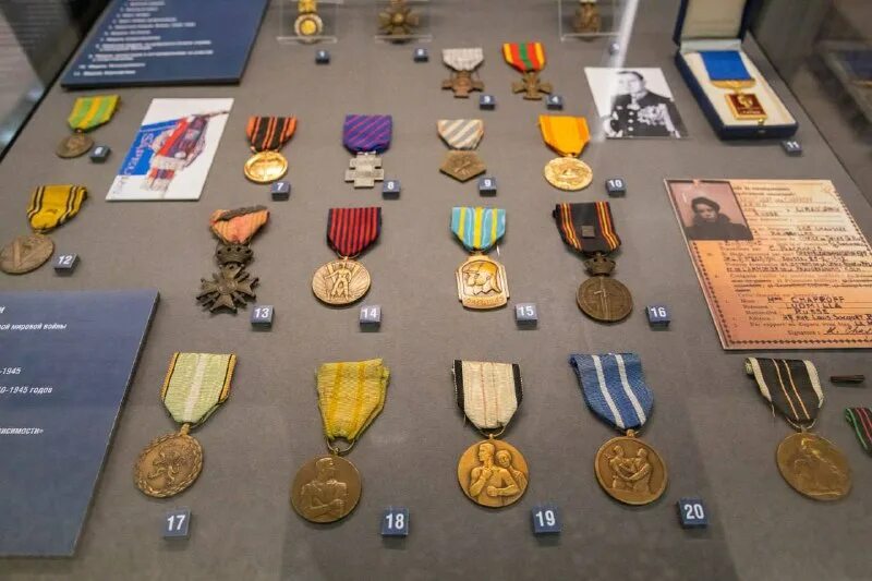 Награды в музее. Выставка медалей и орденов. Выставка орденов. Экспозиция цветов приз. Музей орденов и медалей.