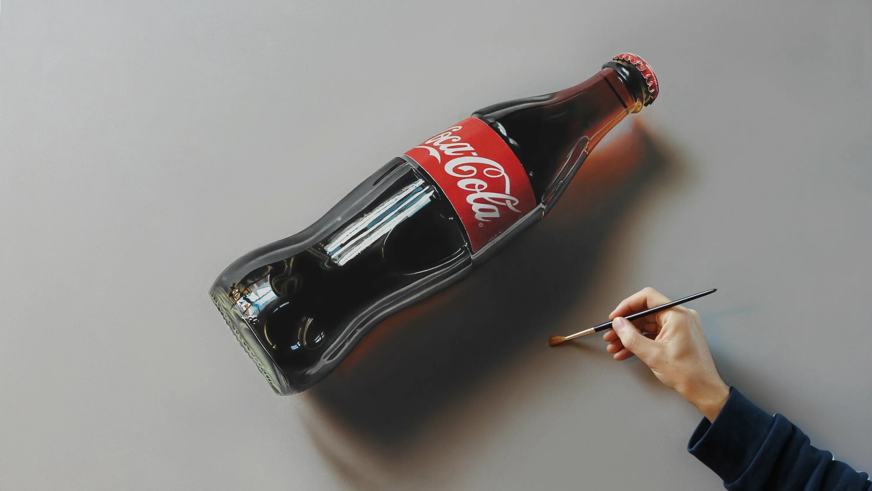 Бутылка снизу. Марчелло Баренги картины. Гиперреализм Кока кола. Кока кола бутылка. Стеклянная бутылка в руке.