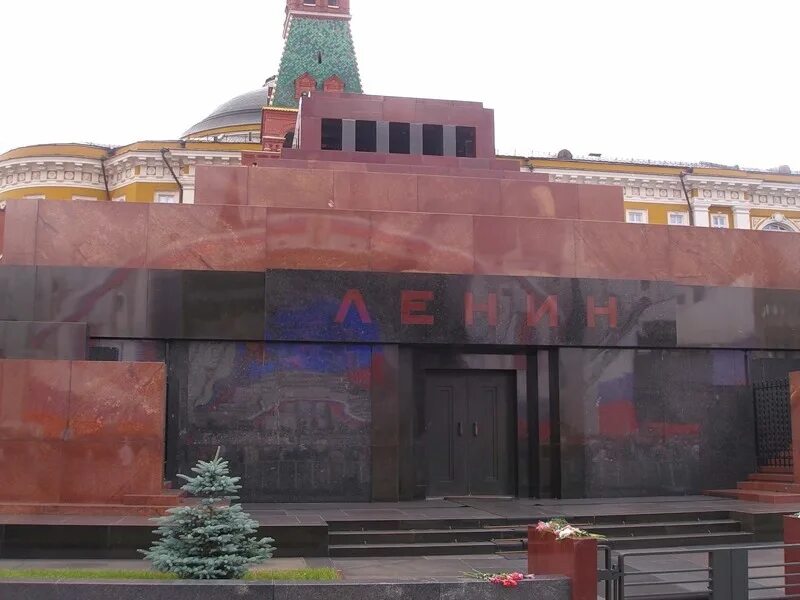 Ленин стоит на мавзолее. Мраморный мавзолей ленина.