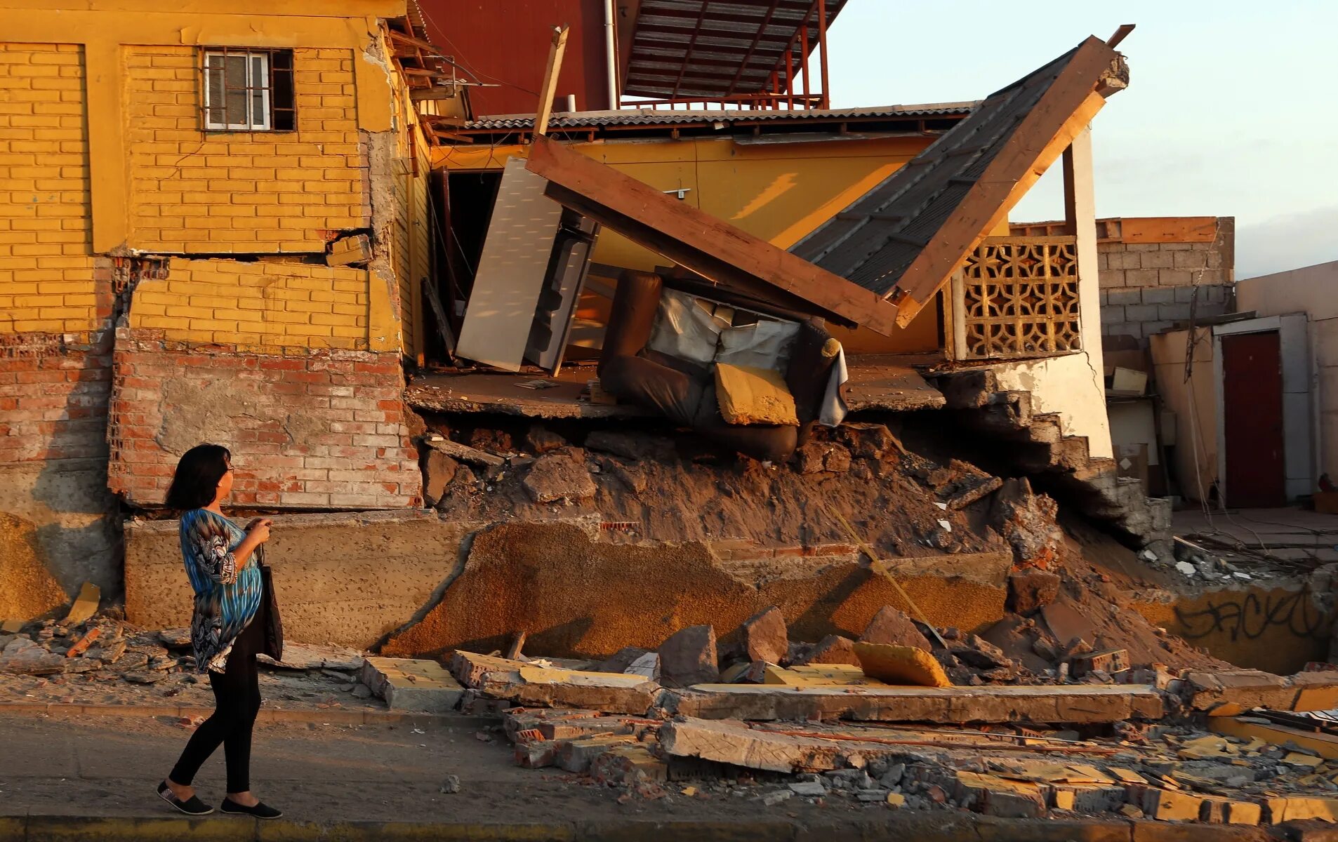 Дома после землетрясения. Землетрясение в Чили. Землетрясение Мауле, Чили. Землетрясение в Чили 2010 год.