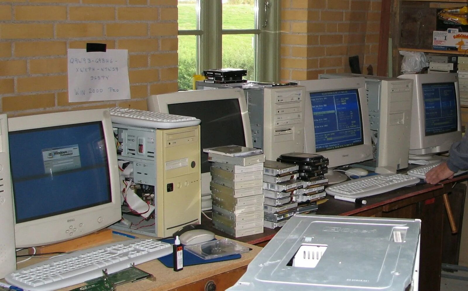 Технологии 2000 годов. Старый компьютер. Компьютеры 2000-х. Компьютеры 90-х годов. Старые компьютеры 2000-х.