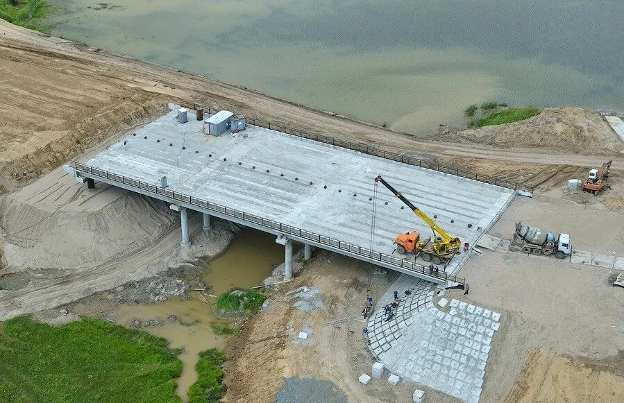 Бетонный мост. Монолитный мост. Стройка мостов бетон. Мост из бетонных плит.