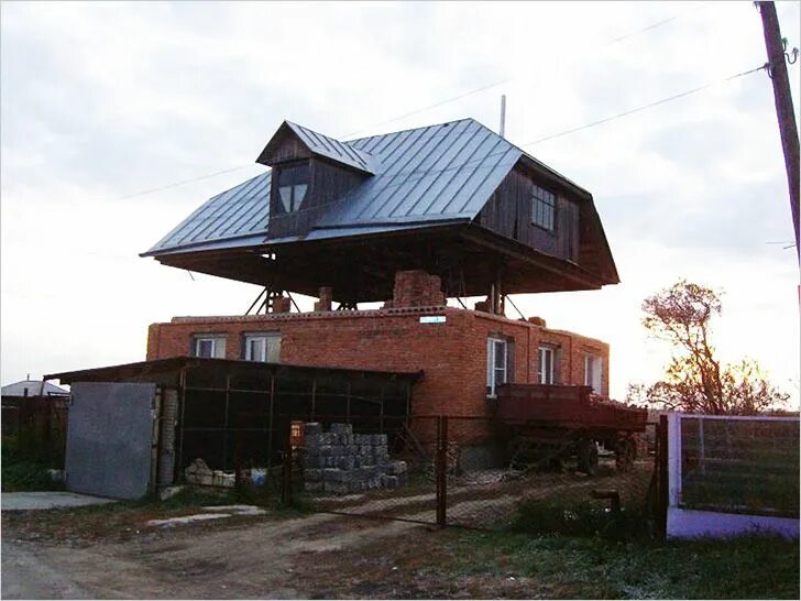 Реконструкция деревянных домов. Пристроить дом к старому дому. Перестроить крышу. Реконструкция крыши. Крыша над старой крышей.