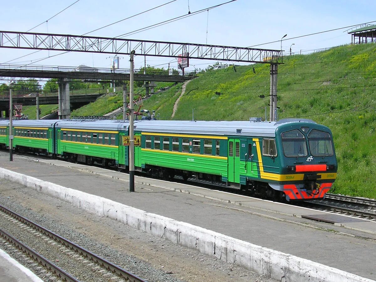 Сибирь здесь метро. Поезд до алтая из москвы. Восток барнаул бийск. Поезд иртыш новосибирск омск. Электричка просторы алтая.