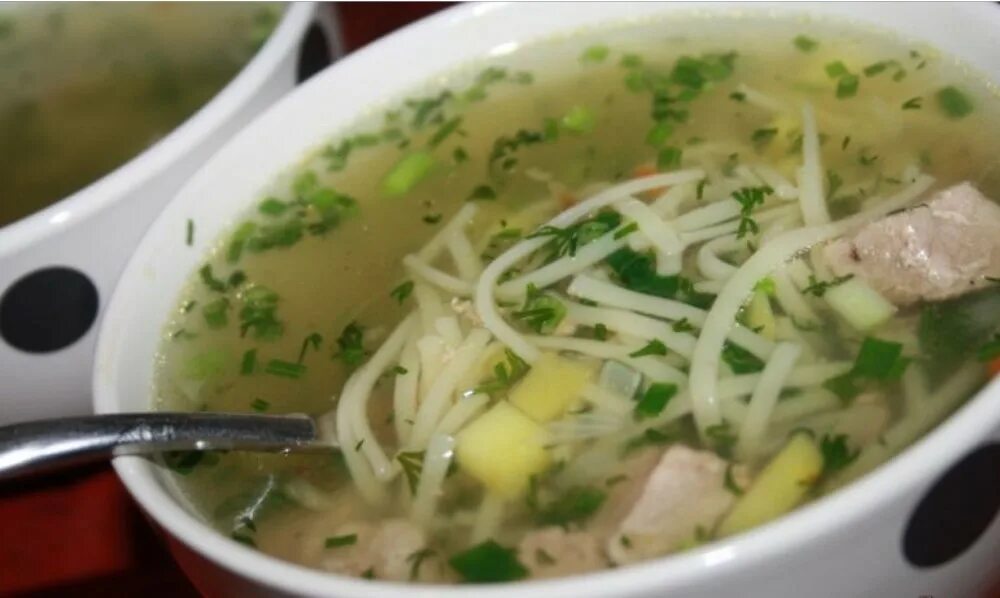 Томлёный свиной суп с бамбуком. Лапша по тайски. Суп лапша домашняя. Лапша со свининой. Рамен с бок чой.