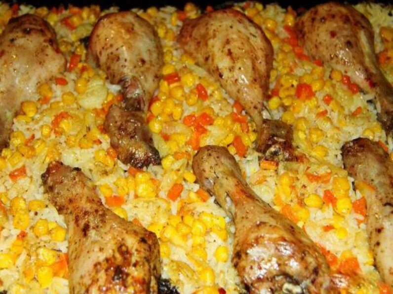 Курица с рисом на протвине. Куриные голени с рисом в духовке. Куриные ножки с рисом в духовке. Куриная голень с рисом и овощами в духовке. Рис с голенью в духовке.