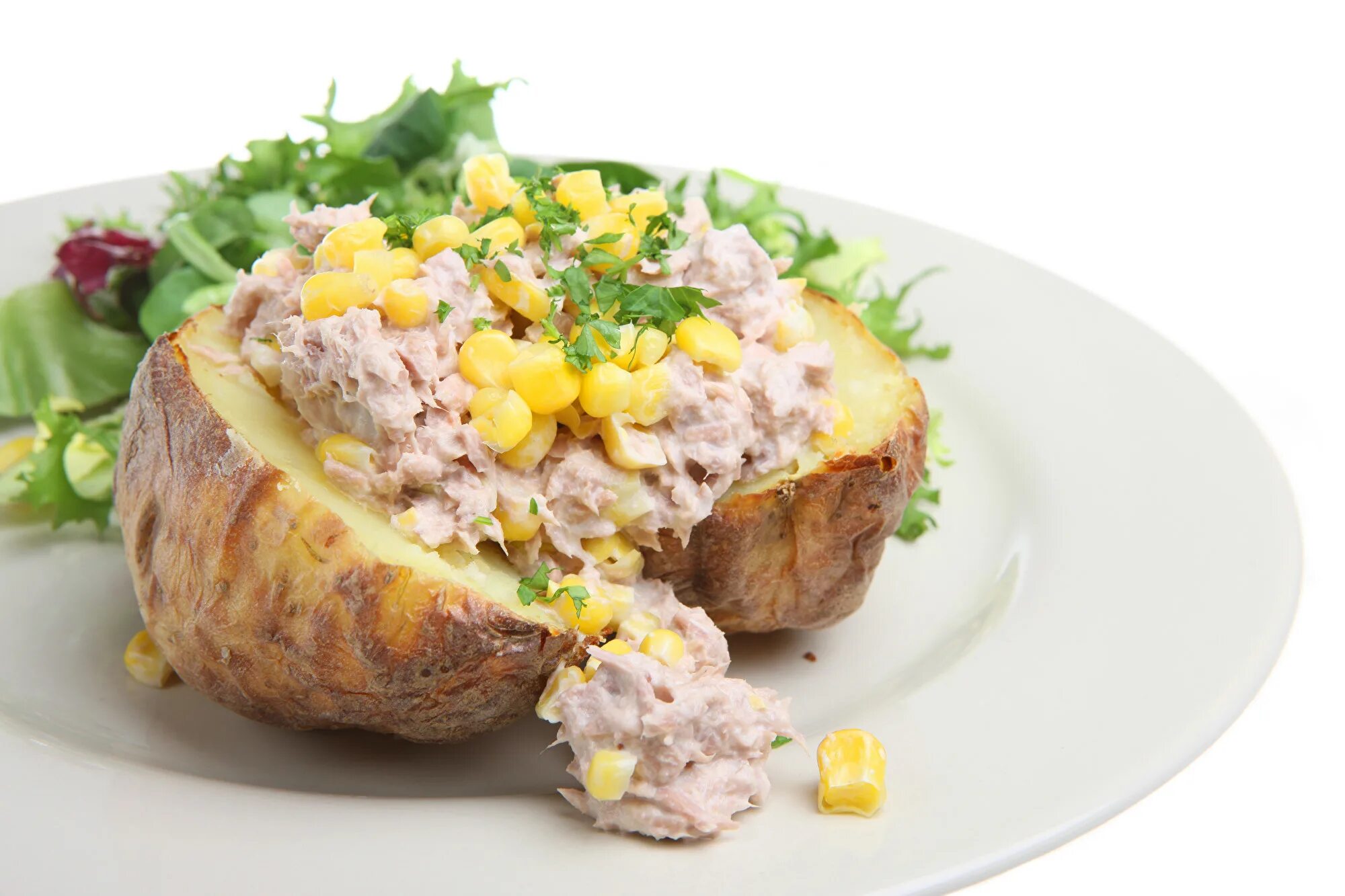 Картошка с тунцом консервированным. Картофель с тунцом. запеченный картофель с тунцом. тунец с картошкой. jacket potato.