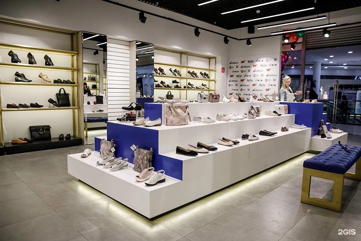 Обувной секонд хенд гродно. Обувные магазины в москве адреса. Ecco витрины. Магазин экко люберцы. Сетевой магазин обуви.