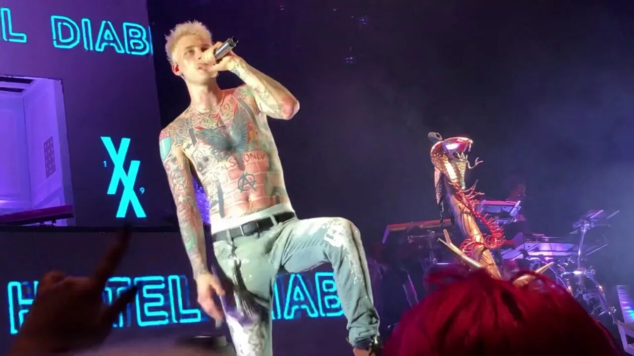 Machine Gun Kelly 27. Machine Gun Kelly 2022. MGK лысый. Машин Ган Келли лысый. Mgk let me go