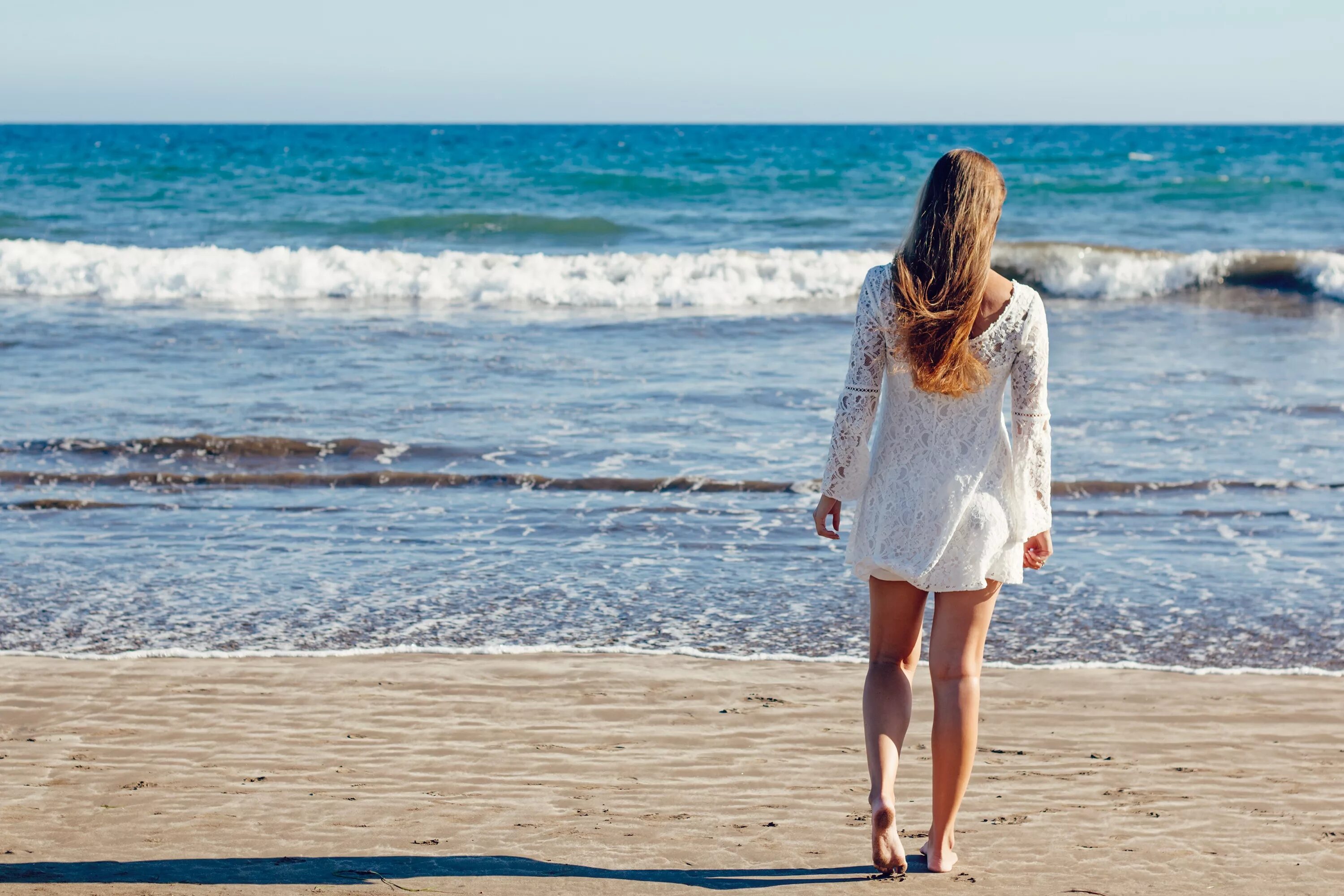 Фото девушки спиной на море. Девушка-море. Женщина на берегу моря. Фотосессия на море. Девушка на берегу моря.