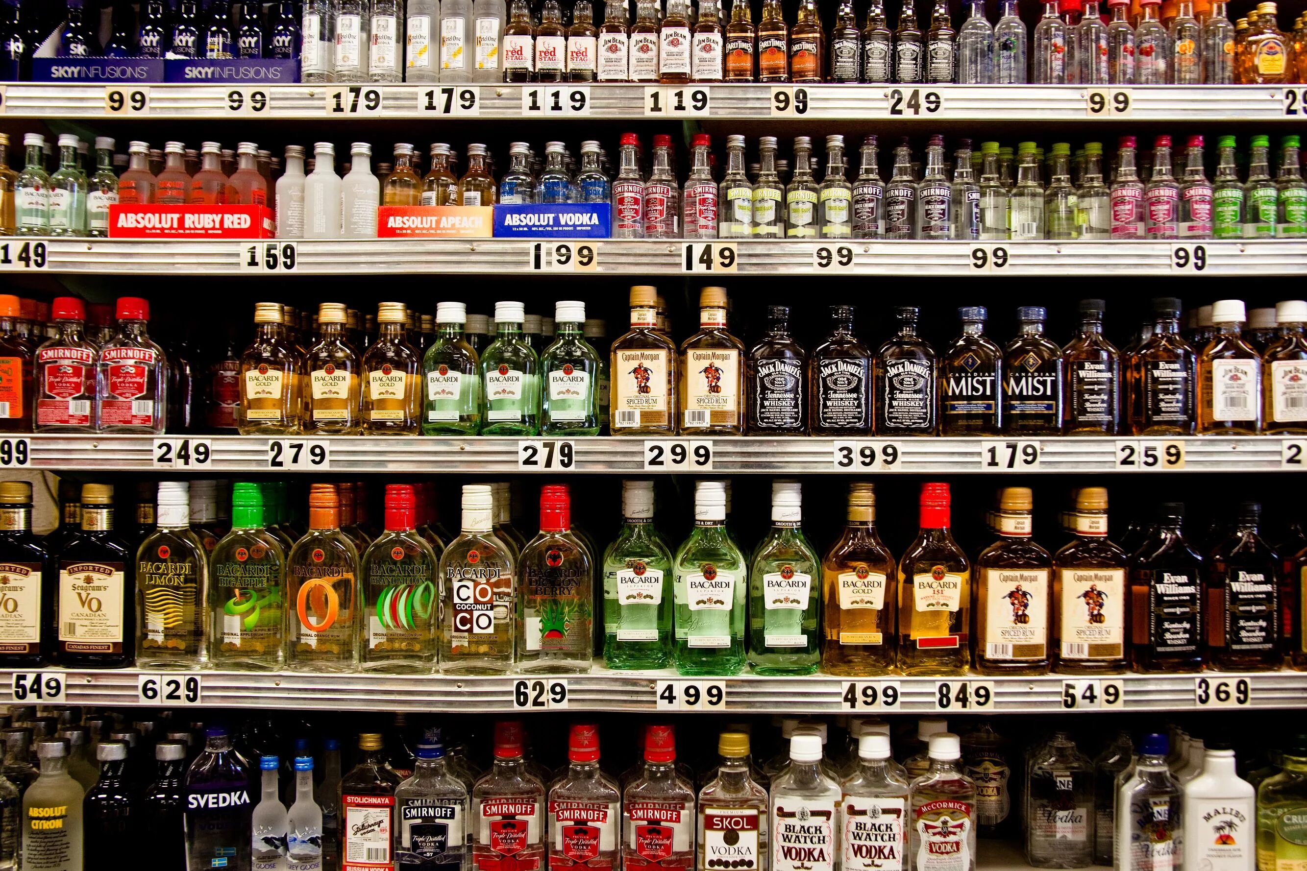 алкогольные напитки. газированные алкогольные напитки. алкогольный лимонад в бутылке. готовые алкогольный. апероль аперитив коктейль.