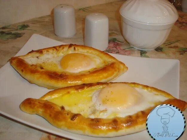 Хачапури на сковороде с творогом и яйцом. Хачапури с творогом и яйцом. лодочка с творогом и яйцом. хачапури с творогом и сыром лодочка. хачапури из творога с яйцом и сыром.