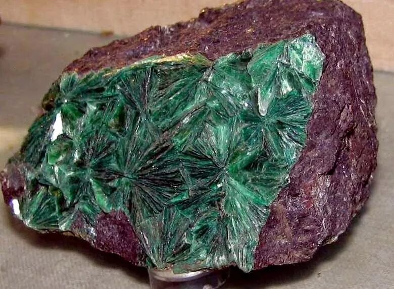 слюда камень. мусковит (белая калиевая слюда). мусковит минерал необработанный. слюда-мусковит минерал. слюда биотит.