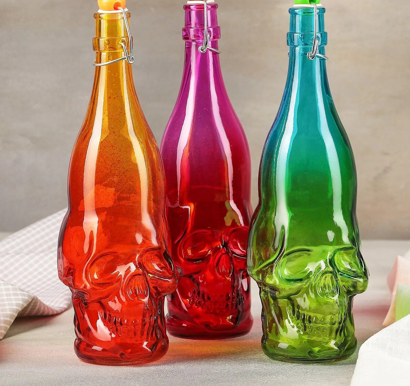 Цветные бутылочки. Цветные бутылки. Необычные бутылки. Стеклянная бутылка. Красивые стеклянные бутылки.