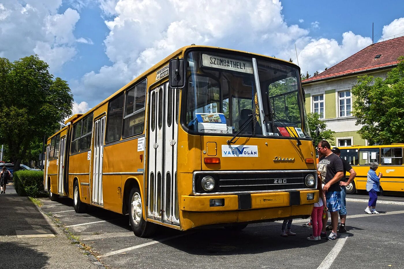 Ikarus 280. Автобус Ikarus 280. Икарус 280 гармошка. Икарус 280 желтый.