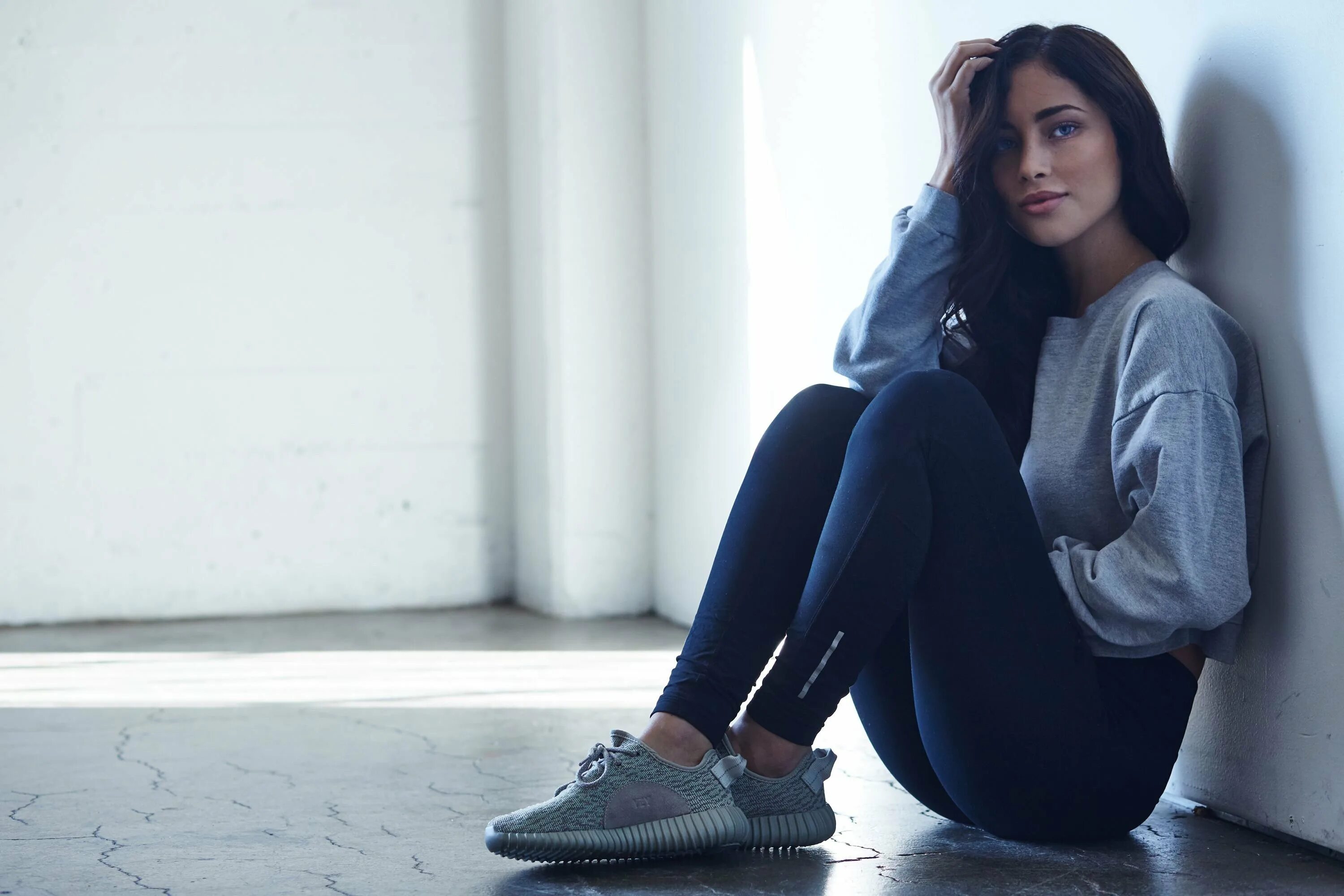 Irinavlano maisonseassons. Yeezy 350 outfit. Jenner yeezy boost. Девушка в yeezy. Свигги вк.