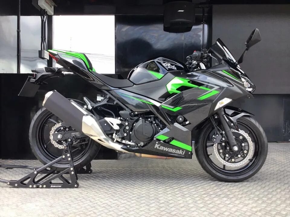 Купить ниндзя 400. Кавасаки ниндзя 400. Kawasaki Ninja 400 белый. Kawasaki Ninja 400 2019. Kawasaki Ninja 400 2020.