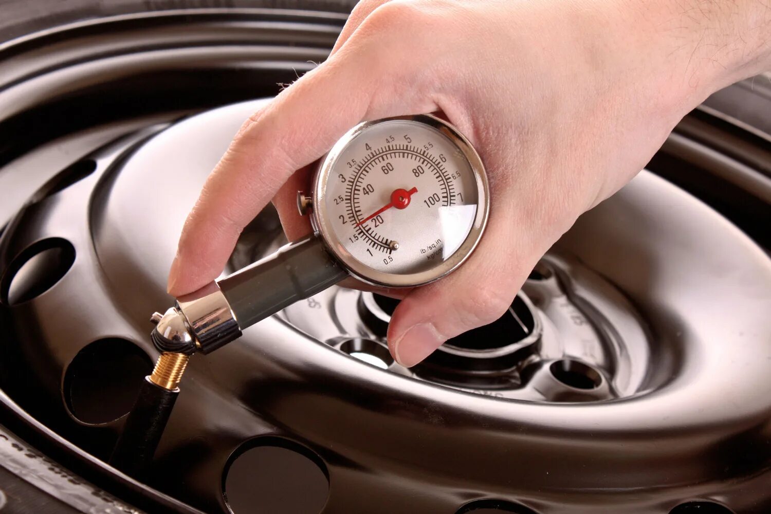 Измерение давления автомобиля. Давление в шинах. Манометр для измерения давления в шинах. Измерение давления в колесе. Давление в автошине автомобиля.