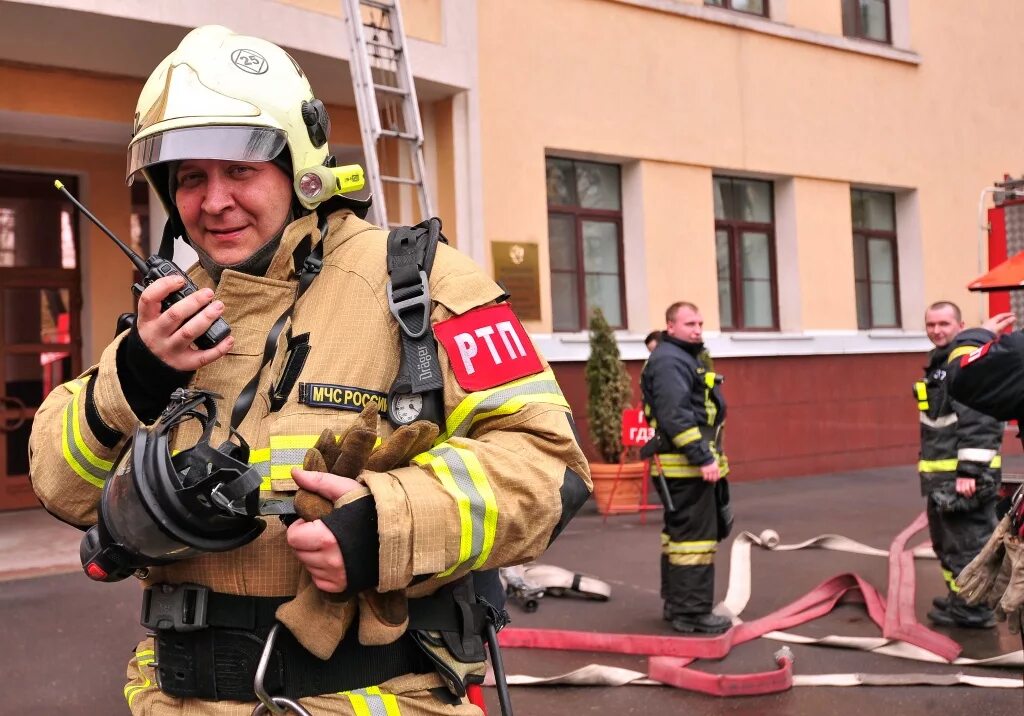 Пожарный. Пожарный МЧС. Пожарный с радиостанцией. Пожарный РТП. Пожарная служба москвы