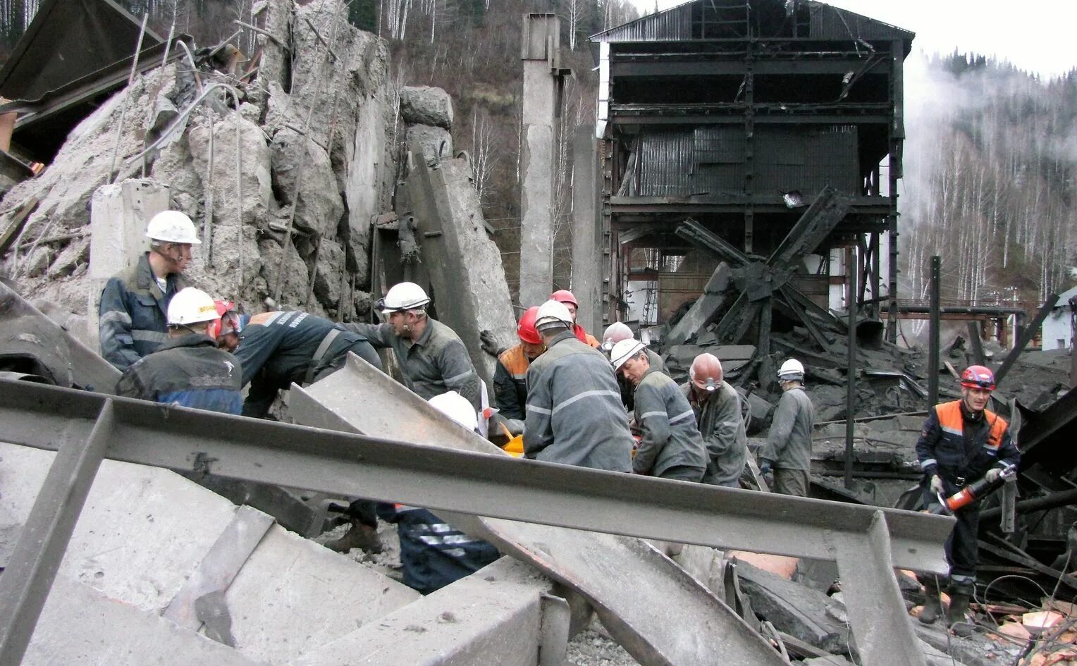 Шахта Распадская трагедия 2010. Взрыв метана на шахте Распадская. Шахта Воркутинская Кемеровская область взрыв. Взрыв на шахте Распадская 8-9 мая 2010.