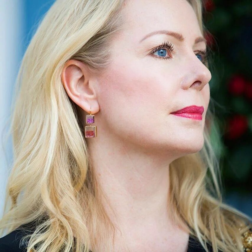 Модная пожилая женщина оверсайз. Выглядеть моложе своих лет. Возрастной макияж. Возрастной макияж. Зрелая обои 2021.