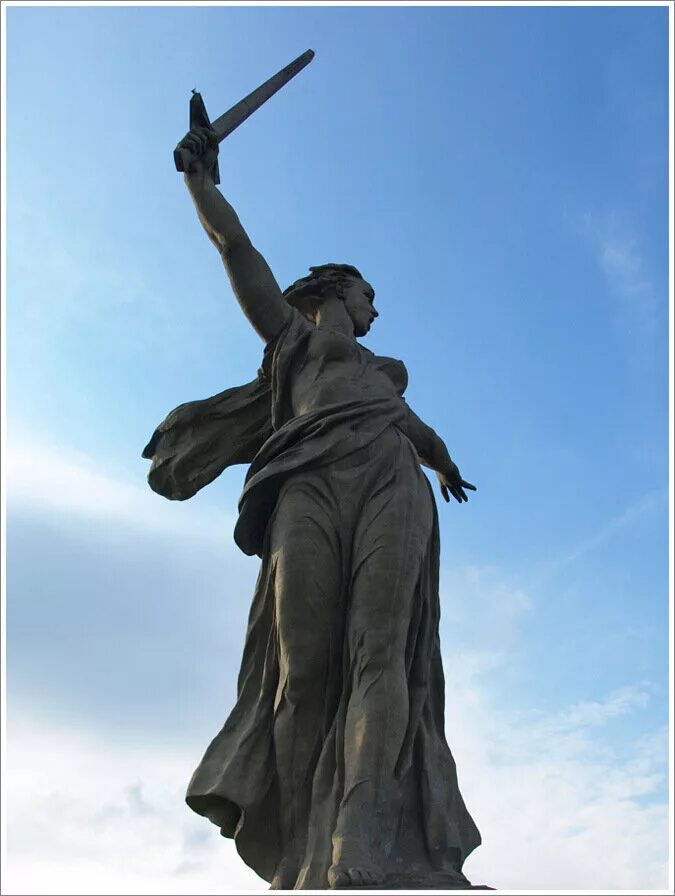 Город с памятником женщина с мечом. Город с памятником женщина с мечом. Памятник мамаев курган в волгограде. Город с памятником женщина с мечом. Город с памятником женщина с мечом.